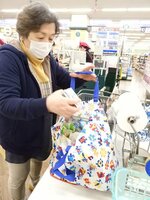 レジ袋が有料化されているスーパーで、エコバッグに詰め替える買い物客（亀岡市古世町・イオン亀岡店）