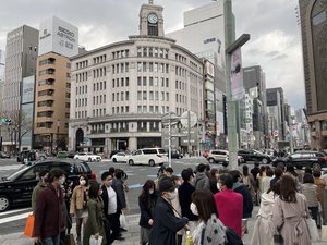 国内最高路線価の付近にあたる東京・銀座。新型コロナウイルスの感染拡大により、商業地で地価の下落が目立った