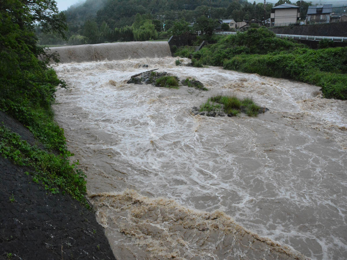 京都や大津で記録的な大雨、昼頃まで土砂災害に厳重警戒　京都では避難指示も