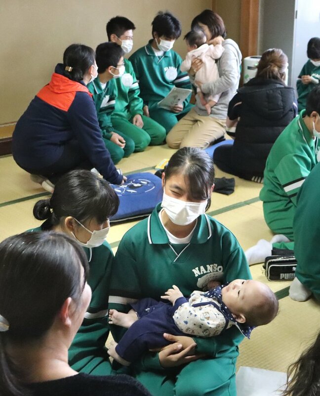 赤ちゃん かわいい 中学生が乳幼児や母親と交流 社会 地域のニュース 京都新聞