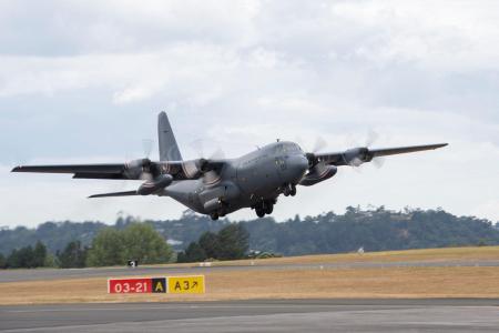２０日、支援物資を積みトンガへ向かうニュージーランド空軍機＝オークランド（ニュージーランド軍提供、ロイター＝共同）