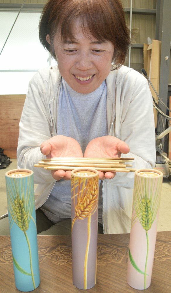 大麦の茎で自然由来のストロー プラ製廃止に一役 イラストデザイナーが考案 今夏販売が目標 社会 地域のニュース 京都新聞