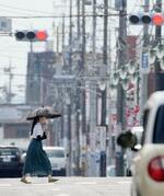 梅雨明けしたとみられる栃木県佐野市で、猛暑の中を歩く女性＝２７日午後