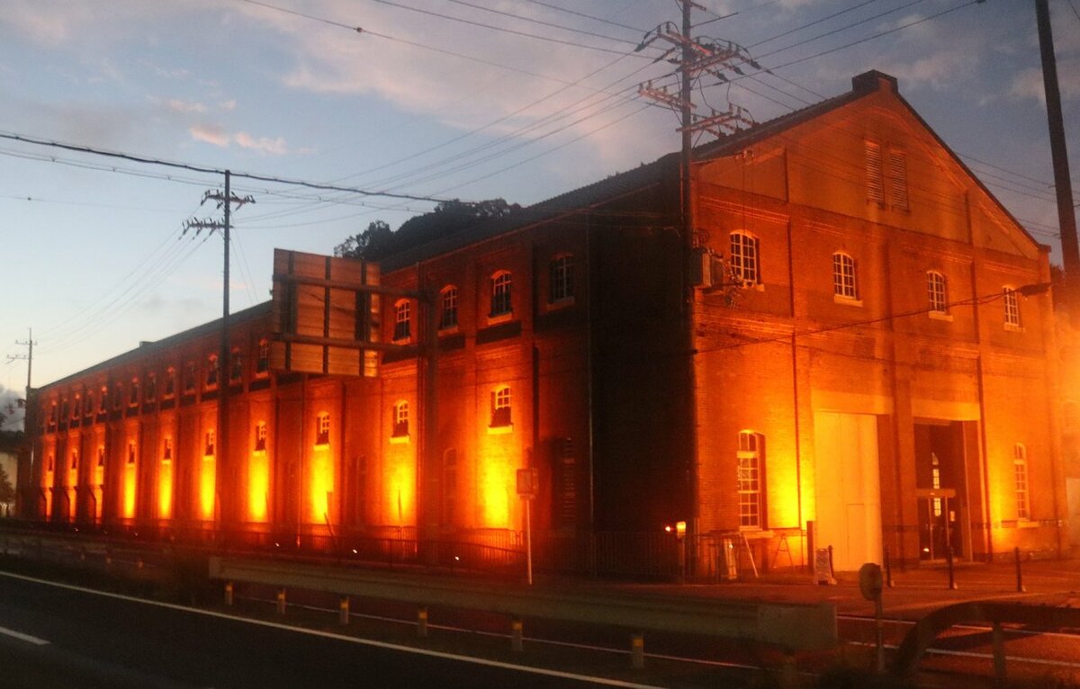 認知症支援のオレンジ、赤れんが倉庫照らす　京都・舞鶴