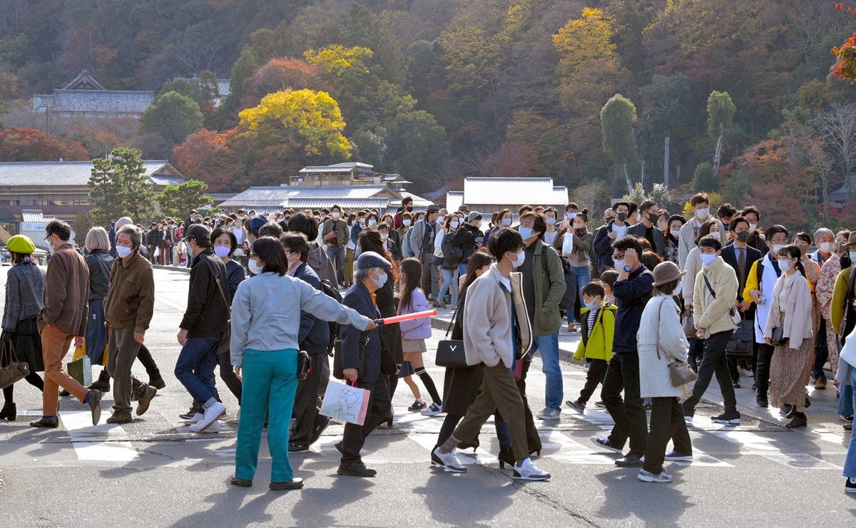 3連休の京都・嵐山、昨秋より人出6割増　「我慢」呼び掛けも国内観光客多数