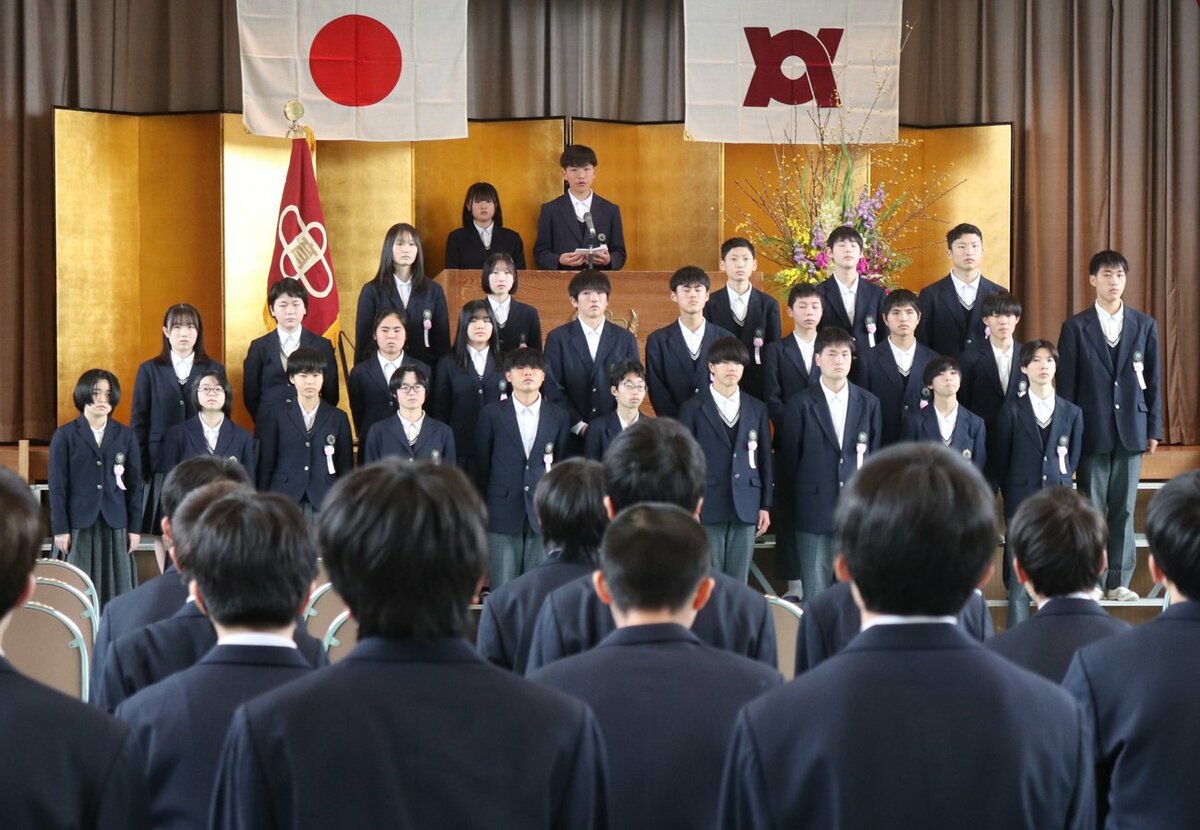 最後の巣立ち24人「本当にありがとう」　3月末で閉校の京都府亀岡市の中学校で卒業式