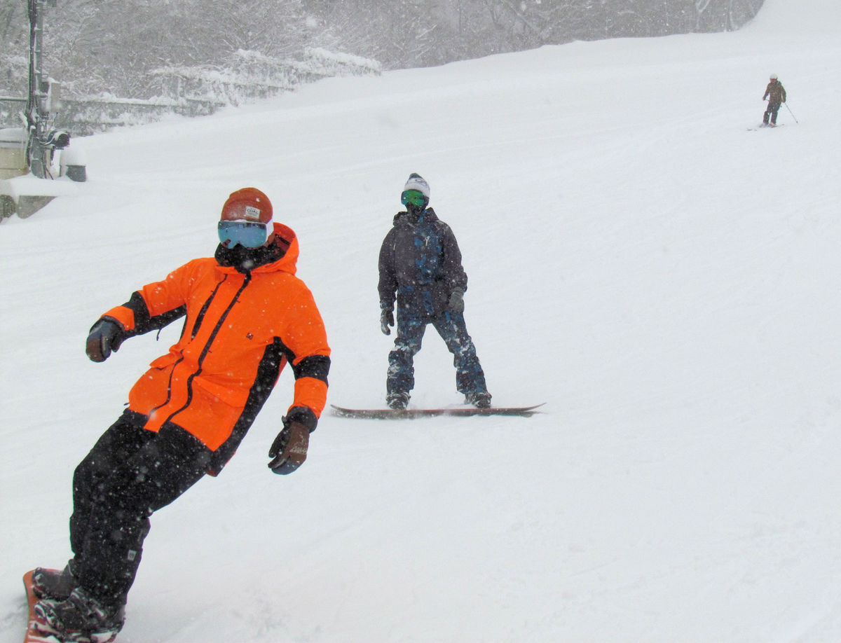 スキー場がオープン、昨シーズンより21日早く　「めちゃ楽しい」と新雪を満喫　滋賀・米原