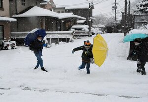 登校中、一面の雪景色にはしゃぐ子どもたち（2022年1月21日午前7時55分、京都市北区）