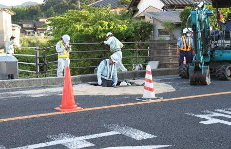 国道陥没 バイク男性軽傷 松江市 全国のニュース 京都新聞