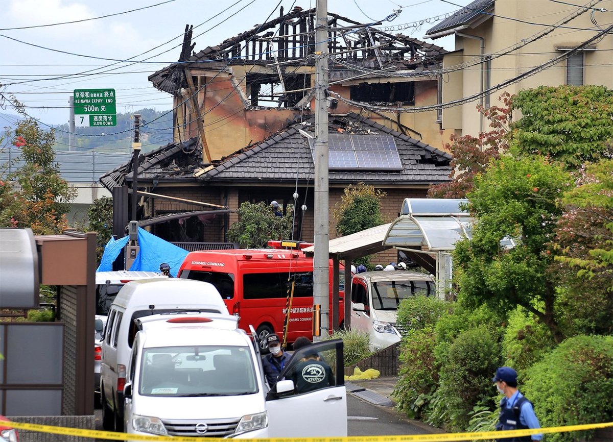 焼け跡で見つかった3遺体、住人の夫妻と次男か　京都・木津川の住宅火災