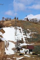 深刻な雪不足で昨年度は営業を断念したスイス村スキー場。リフトなどの施設も老朽化している（今年２月２６日、京丹後市弥栄町）