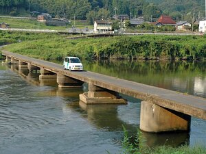 京都府笠置町の潜没橋。車１台通るのがやっとという幅の狭さだ（京都府笠置町飛鳥路から有市方面を望む）