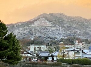 うっすら雪化粧した大文字山（京都市左京区、１８日午前７時２０分）