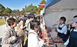秋晴れの下、パンを買い求める大勢の市民ら（９日午後０時６分、京都市北区・上賀茂神社）