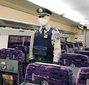　胸元にウエアラブルカメラを装着し、新幹線を巡回する警備員のイメージ（ＪＲ東日本提供）