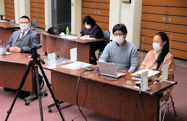 図書館を拠点に地域を再発見する取り組みを話す「チーム・シラベル」の２人（右側）。オンラインで配信し、全国の参加者との質疑応答もあった＝京都市中京区・京都新聞文化ホール