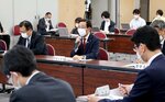 京都府の新型コロナウイルス対策本部会議で発言する西脇知事（２５日、府庁）