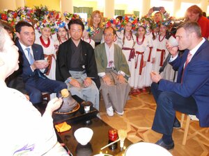 キエフ市役所を訪問した門川大作・京都市長（左から４人目）＝2017年6月撮影