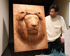 「優しさと威厳」をテーマに、木戸さんが制作したナイルの革レリーフ＝京都市上京区・ｂｅ京都
