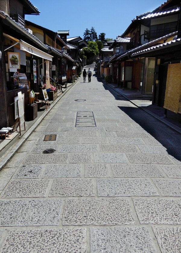 石畳の美しい町並みに人影がまばらだった（4月26日午後、京都市東山区）