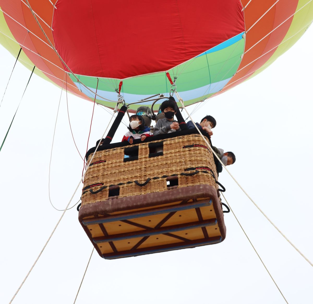 熱気球で空中散歩「まちが全部見える！」 児童生徒が体験搭乗　京都・亀岡