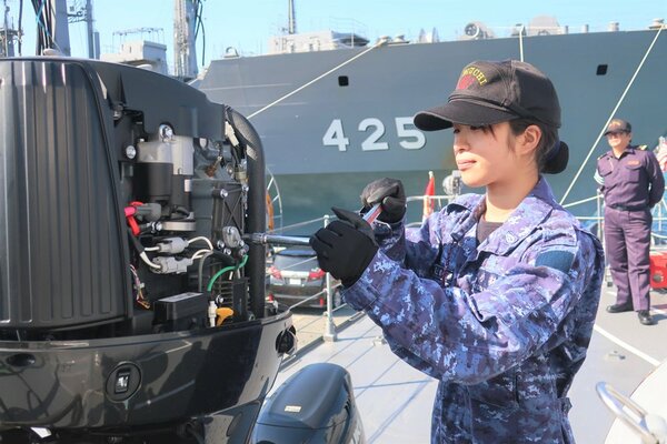 日本海守る女性たち 母ちゃんかっこいい 励みに 自衛隊 海保で活躍広がる 社会 地域のニュース 京都新聞