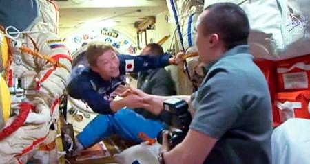 ロシアのソユーズ宇宙船から国際宇宙ステーションに入る前沢友作さん（左）（ＮＡＳＡテレビから）