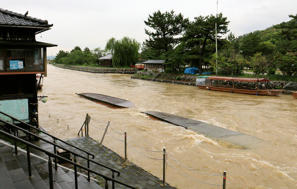 宇治川の増水で転覆した屋形船（宇治市宇治）