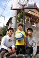 家族の穏やかな日常を取り戻し、バスケットボールに打ち込む３兄弟（右から青登くん、虹太くん、侑矢くん、京都市北区）