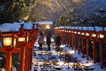 雪の中、灯籠で照らされた貴船神社の石段（2016年1月20日）