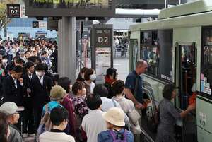 観光客らで混雑する京都市バス（京都市下京区の京都駅前バスターミナル）