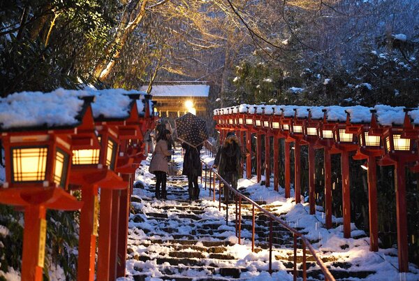 雪の中、灯籠で照らされた貴船神社の石段（2016年1月20日）