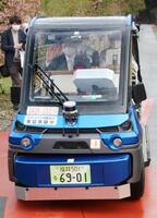 　公道を走る遠隔監視型の無人自動運転車両＝２５日午後、福井県永平寺町