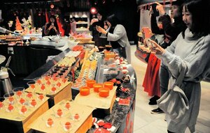 イチゴを使った華やかなケーキの写真を撮る参加者（京都市下京区・リーガロイヤルホテル京都）[LF][LF]
