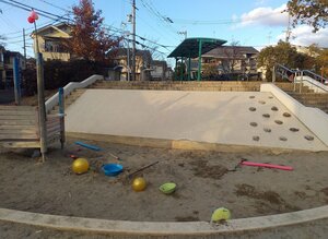 近所の男性が持ち込んだボールなどの遊具が散らばる公園（１月２８日、京都府宇治市木幡）