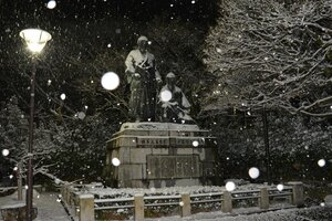 雪をかぶった坂本龍馬と中岡慎太郎像（１４日午前５時半ごろ、京都市東山区・円山公園）
