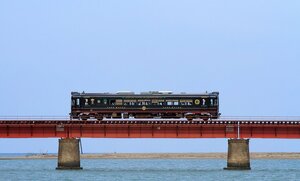 【資料写真】由良川橋梁を渡る京都丹後鉄道の車両