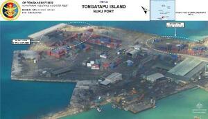　オーストラリア軍が上空から撮影して１８日に公開した、トンガのトンガタプ島にある港の写真（オーストラリア国防省提供・ロイター＝共同）