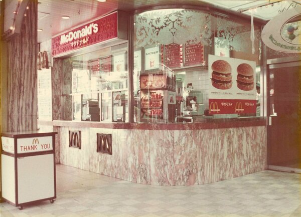 マクドナルド関西１号店だった１９７２年当時の藤井大丸店（日本マクドナルド提供）