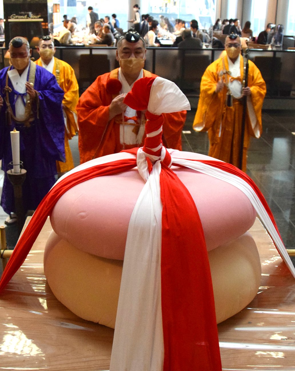 重さ150キロ、巨大な餅登場　もち上げて無病息災祈る行事を前に　京都のホテル