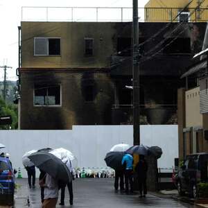 京都アニメーション火災現場で犠牲者の冥福を祈る人たち（7月27日、京都市伏見区）