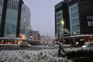 雪の降り積もる京都市中心部（21日午前7時すぎ、京都市下京区）