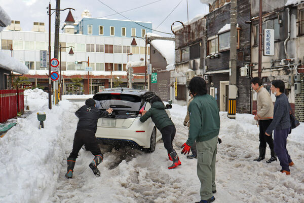 【資料写真】12月27日の大雪で立ち往生した車。31日も交通障害への警戒が必要だ（滋賀県彦根市）=画像の一部を加工しています

