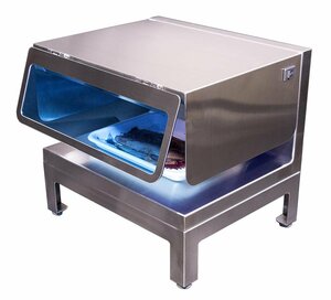 シダが販売するアニサキス検査装置。魚の切り身などを入れると、肉眼では見えにくいアニサキスが紫外線に反応して青白く光る仕組みだ