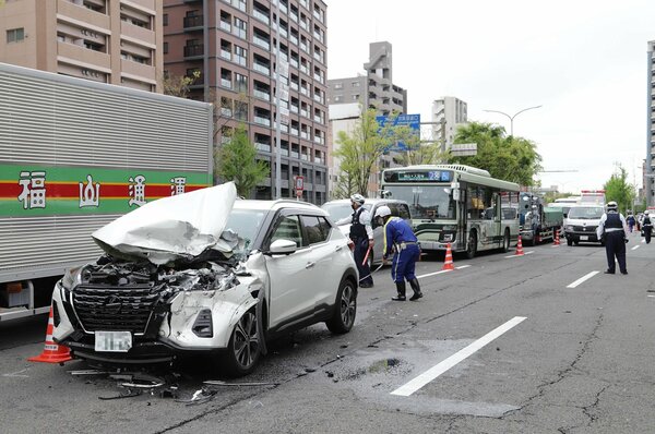 多重事故で大破した乗用車（１４日午前９時１４分、京都市下京区堀川通高辻下ル）＝画像の一部を加工しています