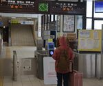 改札前の掲示板で、列車の運行状況を調べる利用者（３１日午前１０時２１分、ＪＲ東舞鶴駅）