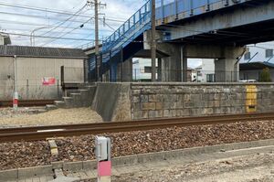 ＪＲ共和駅の事故現場。良雄さんはホームからフェンスを開け、写真左の階段から迷い込み、線路上ではねられたという（愛知県大府市）