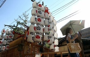 京都市は４日連続の猛暑日となった。２年ぶりに山鉾が建つ室町通には日がさを差して歩く人の姿が目立った（２２日午後３時４７分、京都市中京区）