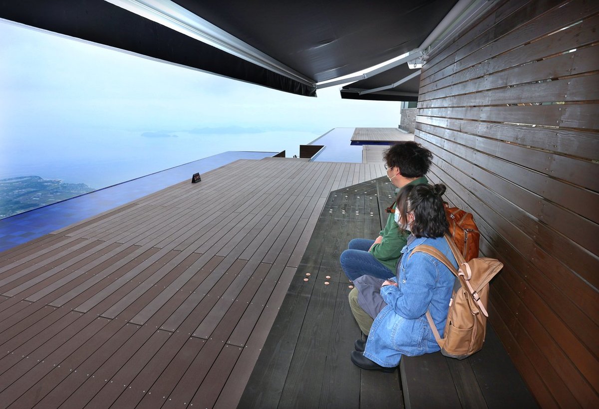 琵琶湖を一望、展望施設に木製ベンチシート新設　びわ湖バレイ、レストランも新装