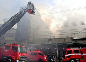 京都市東山区・祇園の火災で、飲食店や土産物店が立ち並ぶ四条通周辺は白煙に包まれた（１２日午後３時２０分）